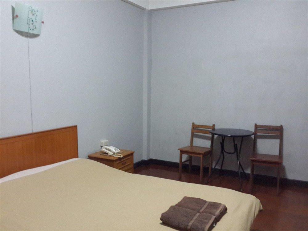 White Orchid Inn I Bangkok Bagian luar foto