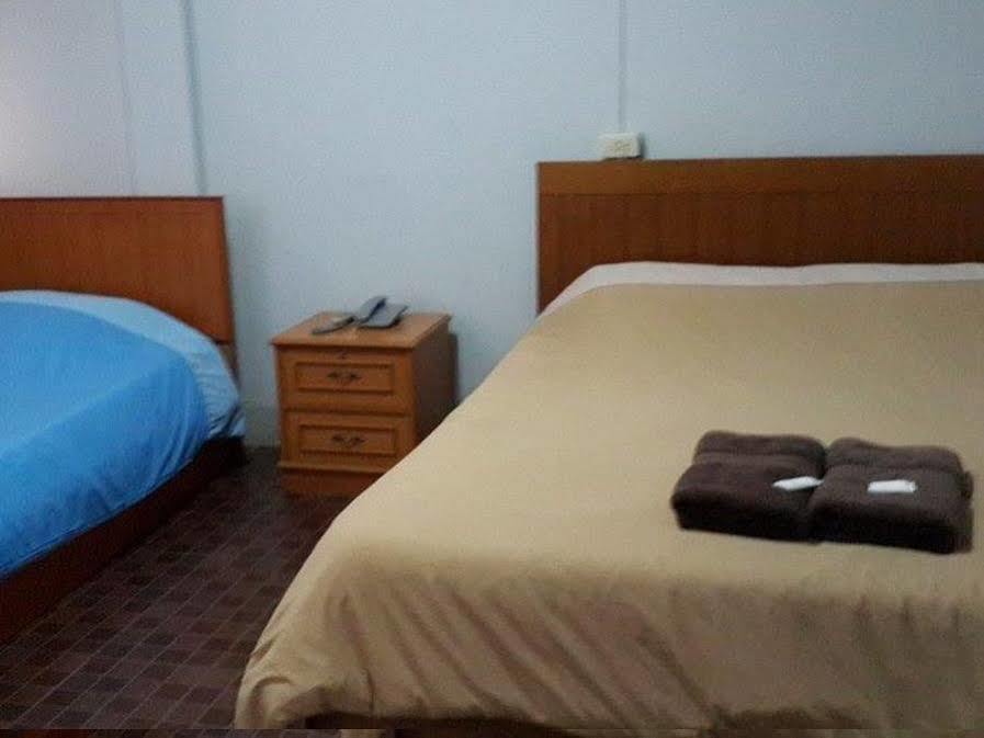 White Orchid Inn I Bangkok Bagian luar foto