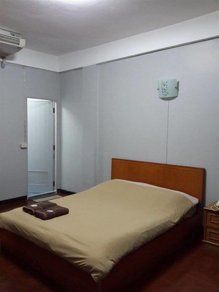 White Orchid Inn I Bangkok Bagian luar foto